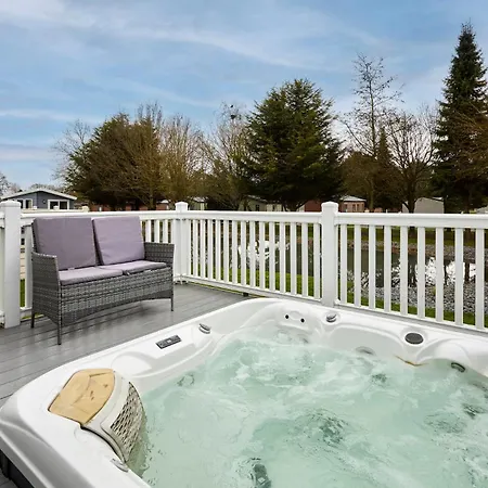 Wentbridge With Hot Tub Holiday home