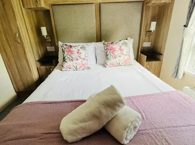 Wentbridge With Hot Tub *