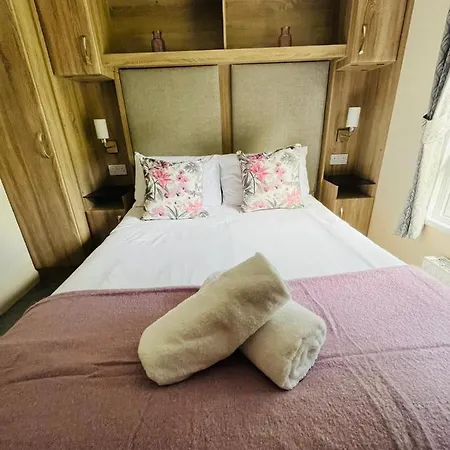 Wentbridge With Hot Tub *